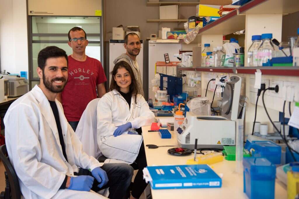 אחת מפריצות הדרך הגדולות שנקשרו בדגים הזעירים. חברי המעבדה עם כיוון השעון: דוד זאדה, דנה שגיא, אדיר מונשונגרו ופרופ' ליאור אפלבום. | אביטל הירש