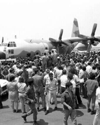 קבלת הפנים לחטופי אנטבה בנתב"ג, 1976. | אבי שמחוני ומיקי צרפתי, במחנה באדיבות ארכיון צה"ל במשרד הביטחון.