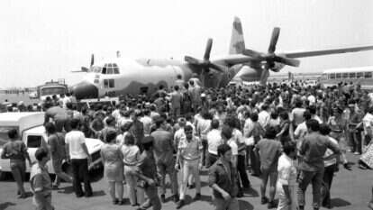 קבלת הפנים לחטופי אנטבה בנתב"ג, 1976. | אבי שמחוני ומיקי צרפתי, במחנה באדיבות ארכיון צה"ל במשרד הביטחון.