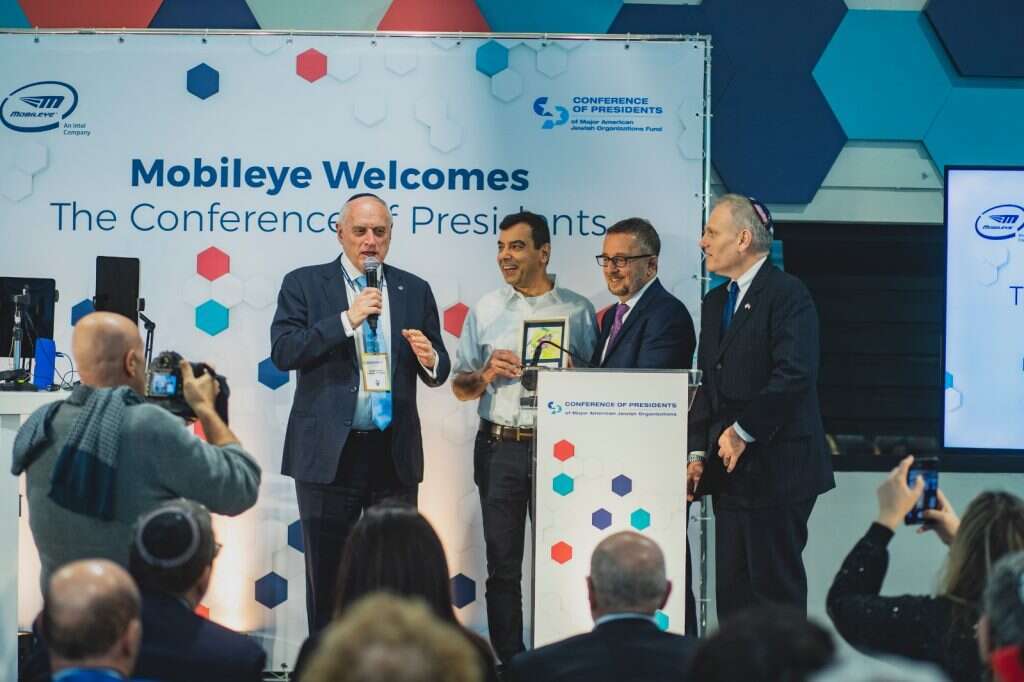 הנשיאים מעניקים לשעשוע הוקרה. | מוביליי הנשיאים מעניקים לשעשוע הוקרה. | מוביליי