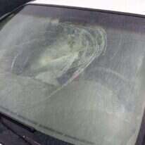 רכב שנפגע מיידוי אבנים בבנימין. | ביטחון תקוע