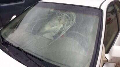 רכב שנפגע מיידוי אבנים בבנימין. | ביטחון תקוע רכב שנפגע מיידוי אבנים בבנימין. | ביטחון תקוע