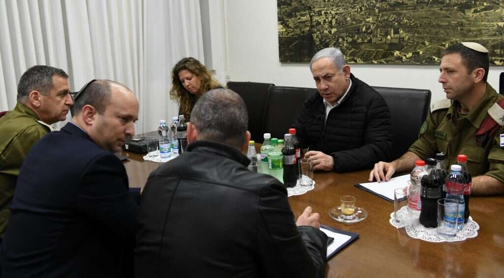 ראש הממשלה בנימין נתניהו בהערכת מצב ביטחונית עם שר הביטחון, הרמטכ"ל, ר' השב"כ ובכירים נוספים, בקריה בתל אביב. | עמוס בן גרשום, לע״מ