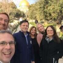 חברי הקונגרס ג'ים ג'ורדן  ומייק ג'ונסון עם נשותיהם פולי ג׳ורדון וקלי ג׳ונסון, ועם רות ליברמן מראשי המיזם Yes! Israel,
לצד יהודה גליק בהר הבית, בטרם פורענות | אבי אבלו