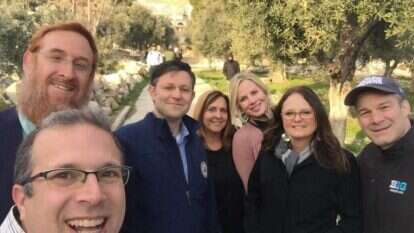 חברי הקונגרס ג'ים ג'ורדן  ומייק ג'ונסון עם נשותיהם פולי ג׳ורדון וקלי ג׳ונסון, ועם רות ליברמן מראשי המיזם Yes! Israel,
לצד יהודה גליק בהר הבית, בטרם פורענות | אבי אבלו
