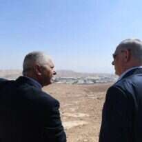 ראש הממשלה בנימין נתניהו מסייר במעלה אדומים עם ראש העיר בני כשריאל. | קובי גדעון, לע"מ