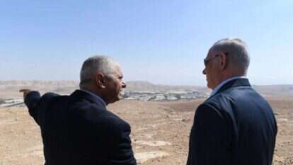 ראש הממשלה בנימין נתניהו מסייר במעלה אדומים עם ראש העיר בני כשריאל. | קובי גדעון, לע"מ