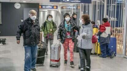 תיירים סינים בכניסה לשדה התעופה של פינלנד. | EPA