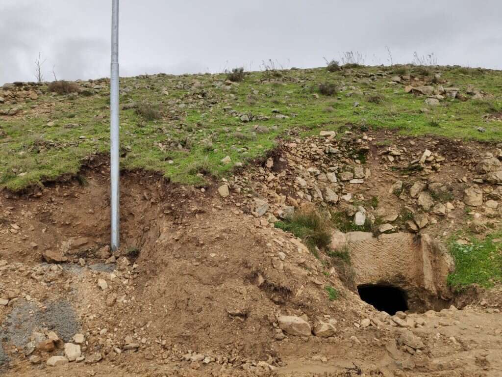 הפלסטינים הורסים ת האתר הארכיאולוגי תל ארומה. | "שומרים על הנצח"