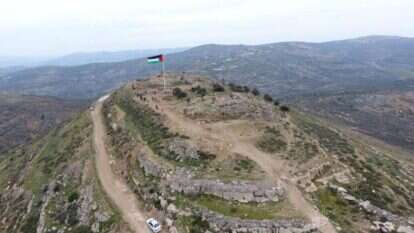 השתלטות פלסטינית על האתר הארכיאולוגי תל ארומה. | "שומרים על הנצח"