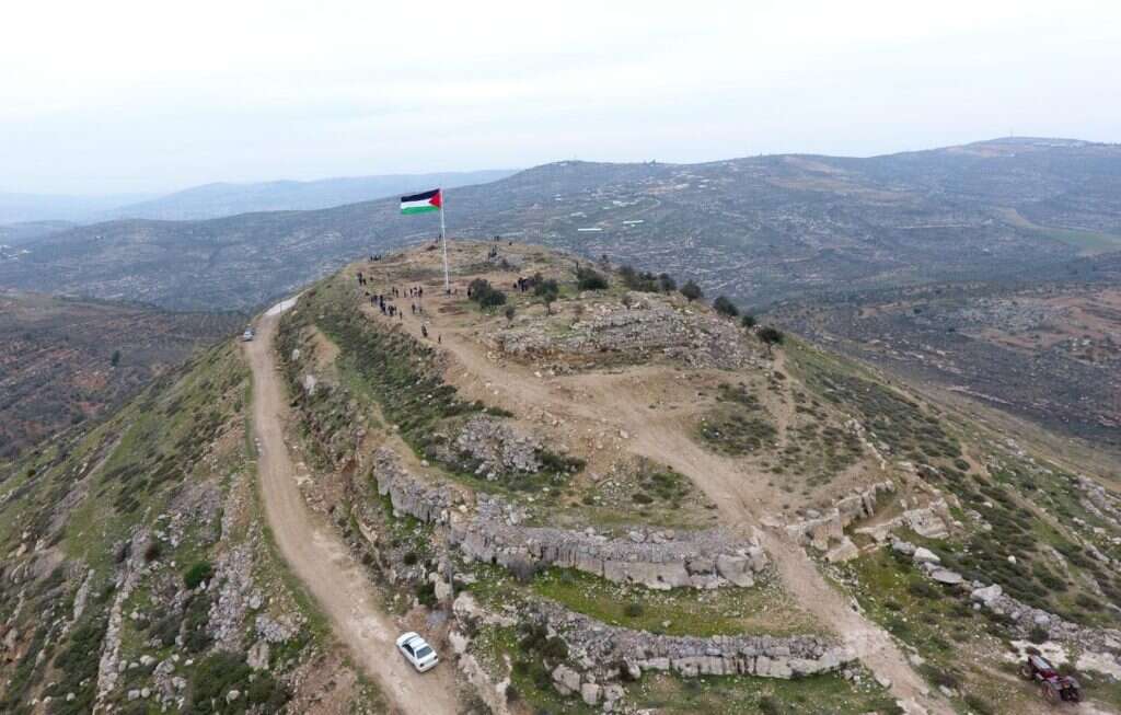 השתלטות פלסטינית על האתר הארכיאולוגי תל ארומה. | "שומרים על הנצח"