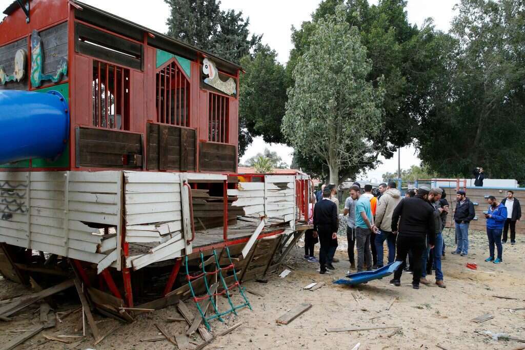 לעזור לעורף להתמודד. גן ילדים שנפגע בשדרות, השבוע. | AFP לעזור לעורף להתמודד. גן ילדים שנפגע בשדרות, השבוע. | AFP