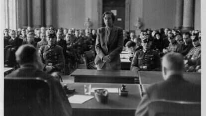 השלטון שמר בידיו את האפשרות להגבלת חירויות כל אימת שירצה. עו"ד אליזבת' שרלוט (לילו) גלודן, שהיא ומשפחתה הסתירו בביתם יהודים ולאחר מכן את אחד המעורבים בניסיון ההתנקשות בהיטלר, בפני בית משפט בברלין, 1944. | גטי אימג'ס