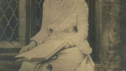 מפורסמת לאחת מן הנשים היחידות בידיעתה הברורה במקצועות תורתנו הקדושה. פרחה ששון. | באדיבות נתן סלימאן ששון, ראש מכון "אהל דוד ששון"