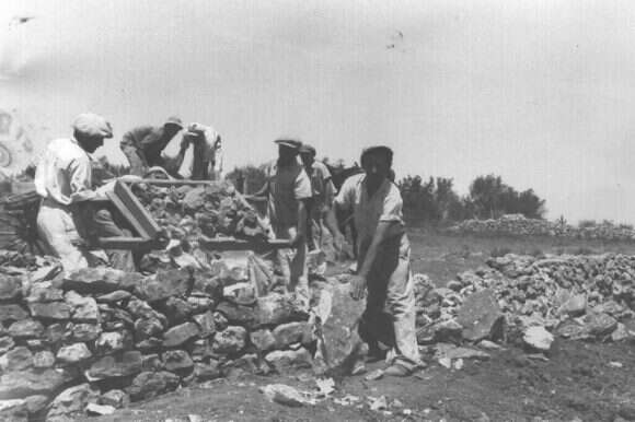 באו להיות עובדי אדמה. חלוצים בכפר–עציון. | זלוטן קלוגר, לע"מ