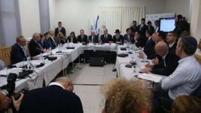 בכירי מערכת הבריאות בישיבה מיוחדת לטיפול במשבר הקורונה בבית החולים 'שיבא'. | EPA