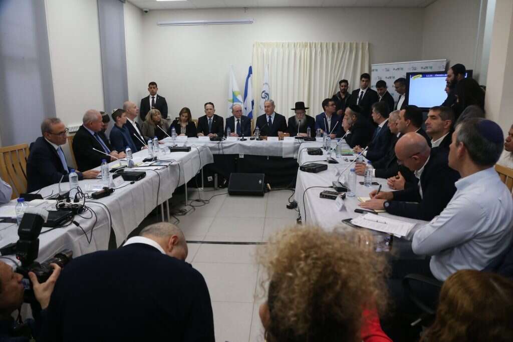 בכירי מערכת הבריאות בישיבה מיוחדת לטיפול במשבר הקורונה בבית החולים 'שיבא'. | EPA