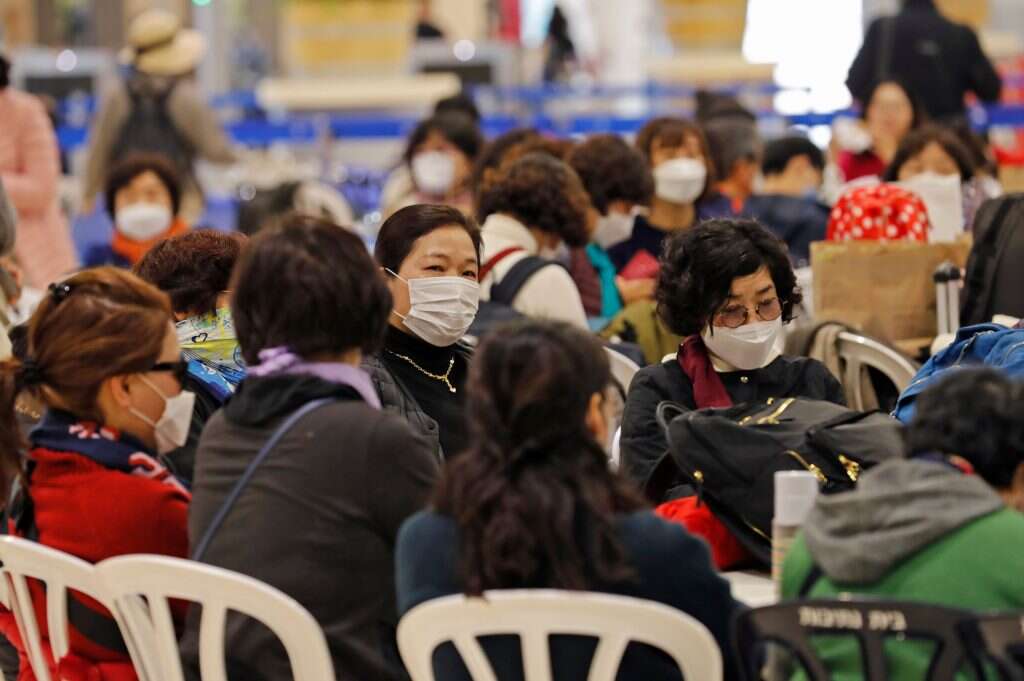 הדרום-קוריאנים ממתינים בנתב"ג. | AFP