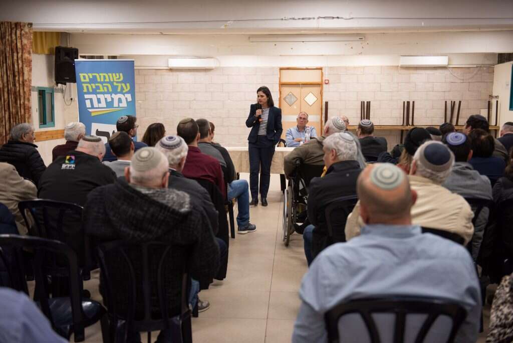 שקד בשיחה בקריית־שמואל, השבוע. | אביטל הירש