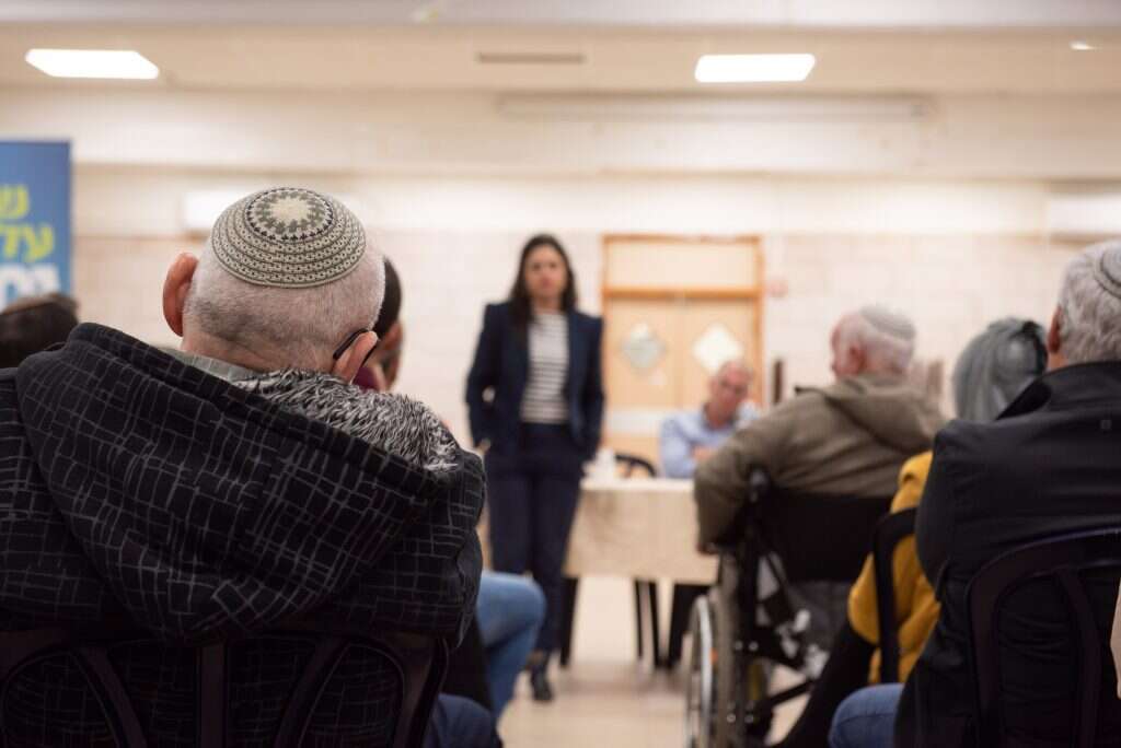שקד בשיחה בקריית-שמואל. | אביטל הירש