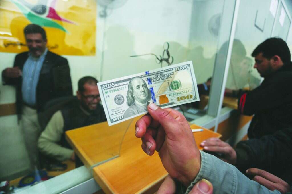 חלוקת כסף בעזה. | עבד ראחים חטיב