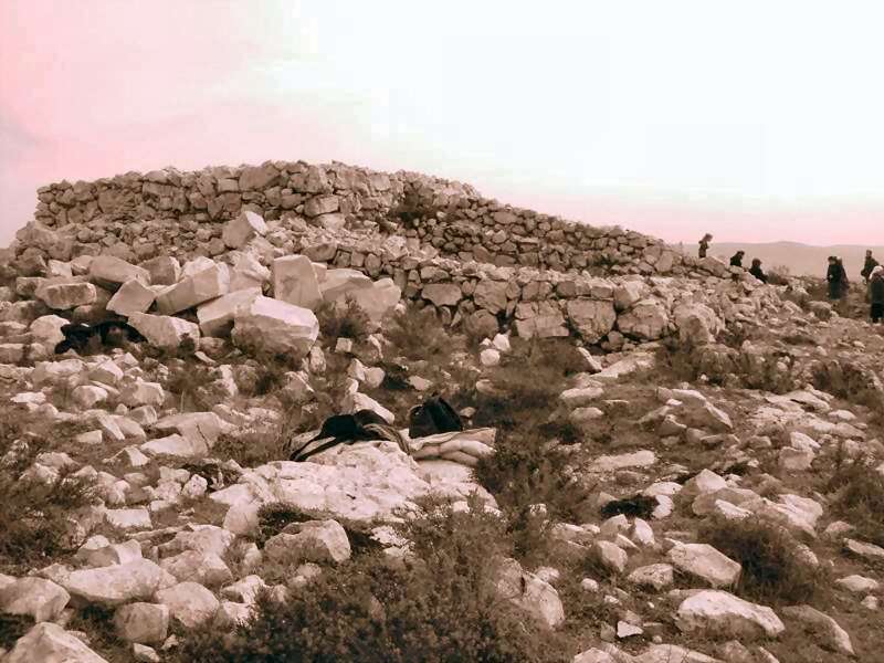 המזבח בהר עיבל המיוחס למסופר בספר יהושע. | דניאל ונטורה