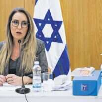 מנכ"לית ועדת הבחירות אורלי עדס והאלכוג'ל, בתדרוך עיתונאים לקראת הבחירות בצל הקורונה, שלשום. | אוליבייה פיטוסי, פלאש 90