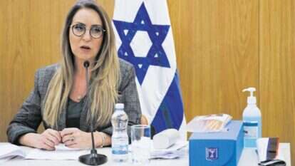 מנכ"לית ועדת הבחירות אורלי עדס והאלכוג'ל, בתדרוך עיתונאים לקראת הבחירות בצל הקורונה, שלשום. | אוליבייה פיטוסי, פלאש 90