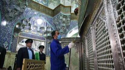 חיטוי אתר דתי בקום, איראן. | AFP