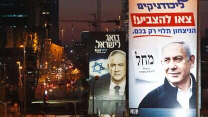 שלטי בחירות במרכז. | AFP