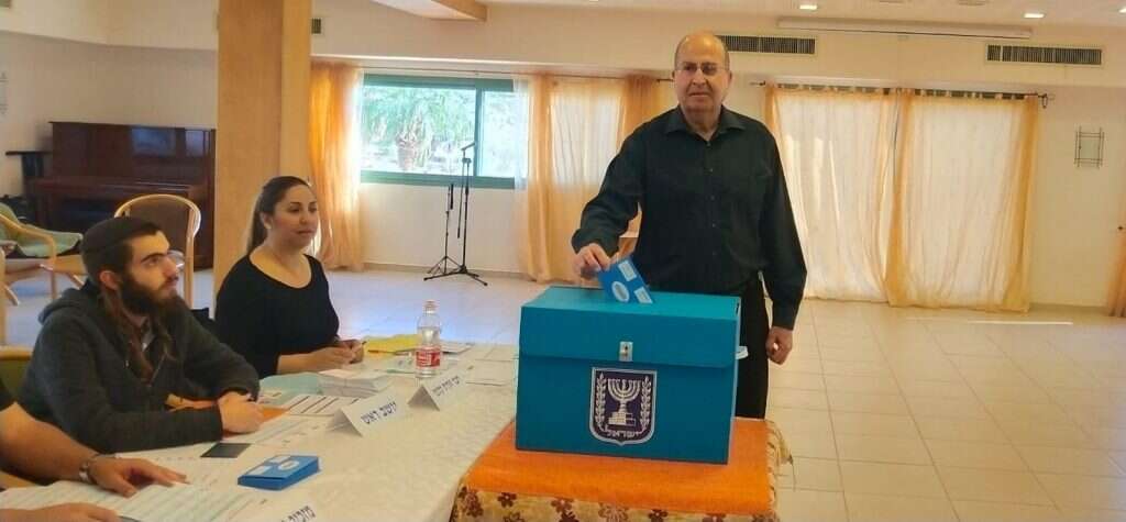 משה בוגי יעלון מצביע בקיבוץ גרופית. | TPS