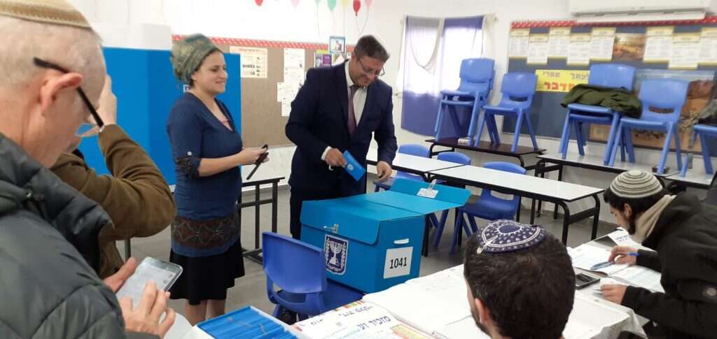 יו"ר עוצמה יהודית איתמר בן גביר בקלפי בקריית ארבע