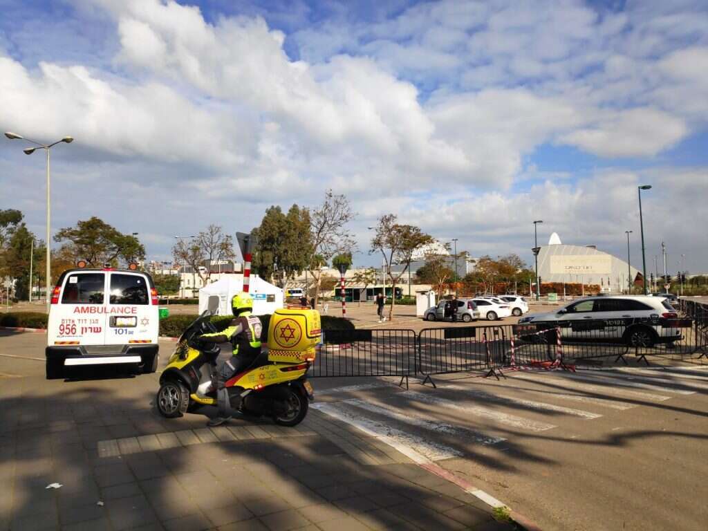 צוותי מד"א מגיעים לקלפי הייעודית בנתניה כחלק מהיערכות משרד הבריאות לבחירות. | אהוד אמיתון/TPS