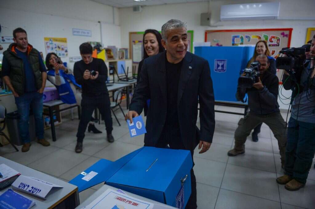יאיר לפיד מצביע בתל אביב. | קובי ריכטר/TPS