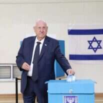 נשיא המדינה ראובן ריבלין בקלפי. | יהונתן ולצר/TPS