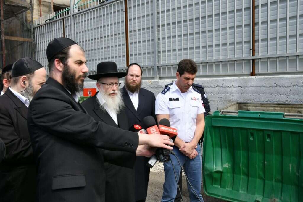 שר הבריאות יעקב ליצמן ומנכ"ל מדא אלי בין מסיירים בקלפי מבודדת. שר הבריאות יעקב ליצמן ומנכ"ל מדא אלי בין מסיירים בקלפי מבודדת.