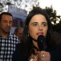 אילת שקד עוברת בבניינים בפתח תקווה, ומוציאה אנשים להצביע. | אהוד אמיתון, TPS