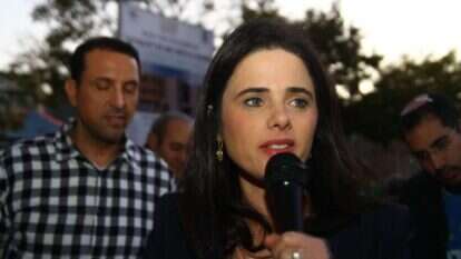 אילת שקד עוברת בבניינים בפתח תקווה, ומוציאה אנשים להצביע. | אהוד אמיתון, TPS