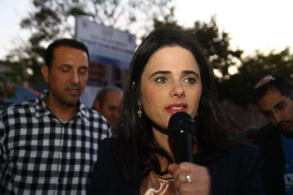 אילת שקד עוברת בבניינים בפתח תקווה, ומוציאה אנשים להצביע. | אהוד אמיתון, TPS