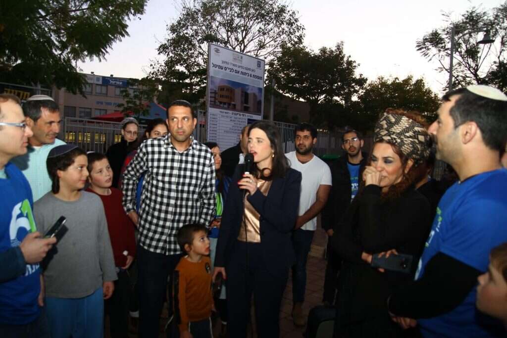 אילת שקד עוברת בבניינים בפתח תקווה, ומוציאה אנשים להצביע. | אהוד אמיתון, TPS