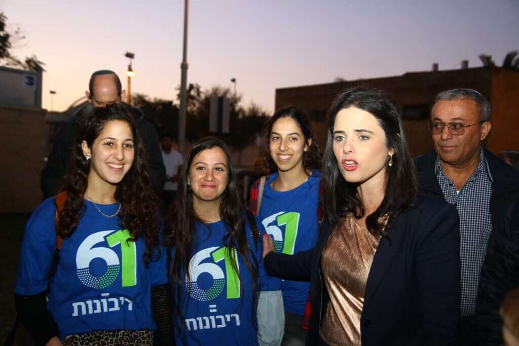 אילת שקד עוברת בבניינים בפתח תקווה, ומוציאה אנשים להצביע. | אהוד אמיתון, TPS