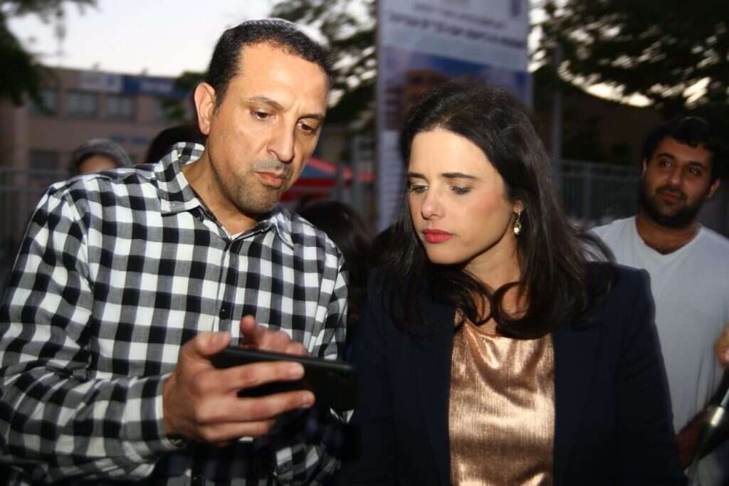 אילת שקד עוברת בבניינים בפתח תקווה, ומוציאה אנשים להצביע. | אהוד אמיתון, TPS