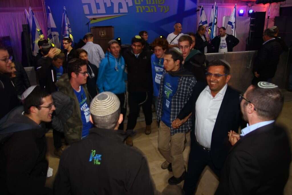 ריקודים במטה מפלגת ימינה. | אהוד אמיתון, TPS