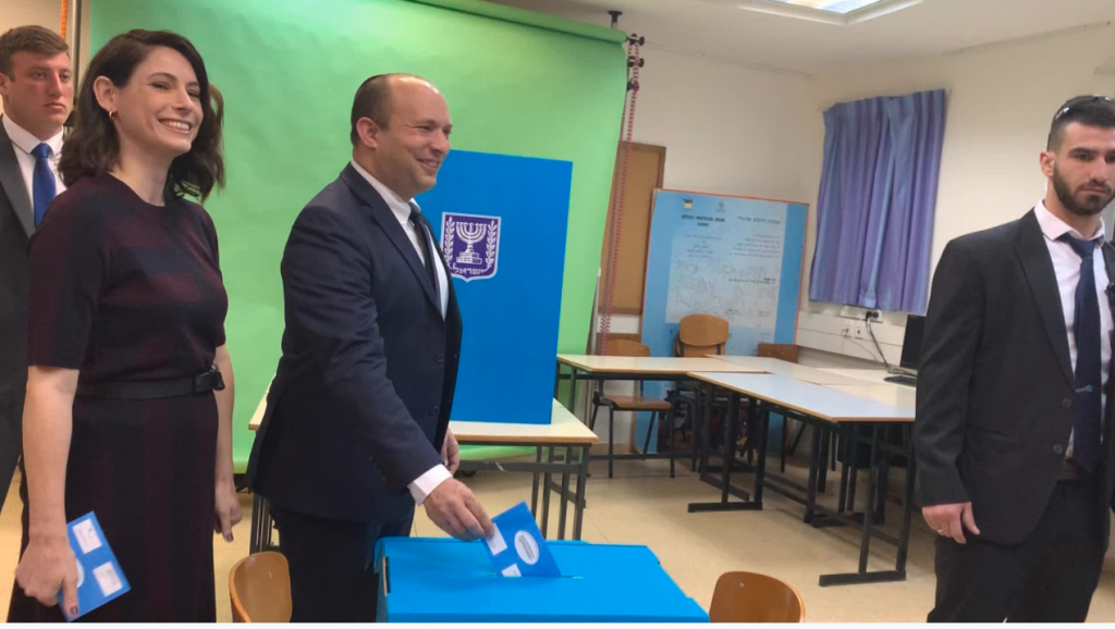 שר הביטחון ויו״ר ימינה נפתלי בנט מצביע ברעננה