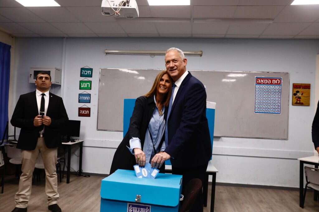 יו"ר כחול לבן בני  גנץ ורעייתו רוויטל מצביעים בקלפי בראש העין