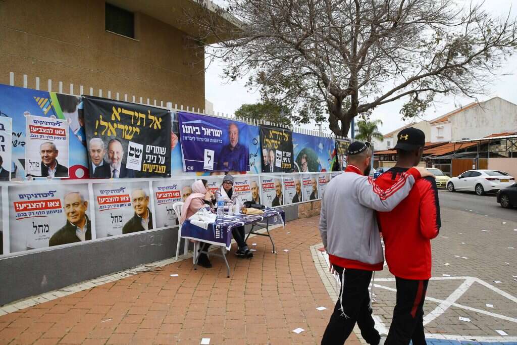 מחוץ לקלפי בשדרות. | לירון מולדובן