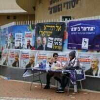 מחוץ לקלפי בשדרות. | לירון מולדובן