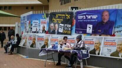 מחוץ לקלפי בשדרות. | לירון מולדובן