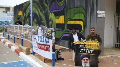 מחוץ לקלפי בשדרות. | לירון מולדובן