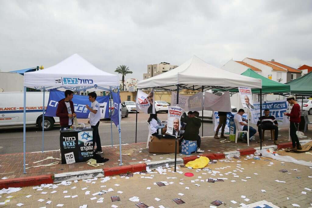 מחוץ לקלפי בשדרות. | לירון מולדובן